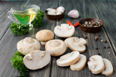Funghi champignon interi in scatola sciroppati di vendita calda con qualità superiore per hotel e ristoranti